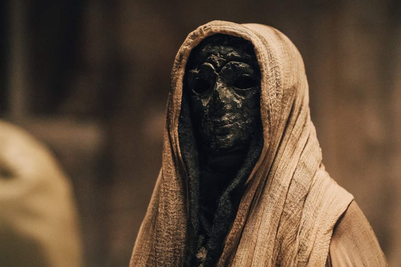 A masked person in 'Belphegor'.