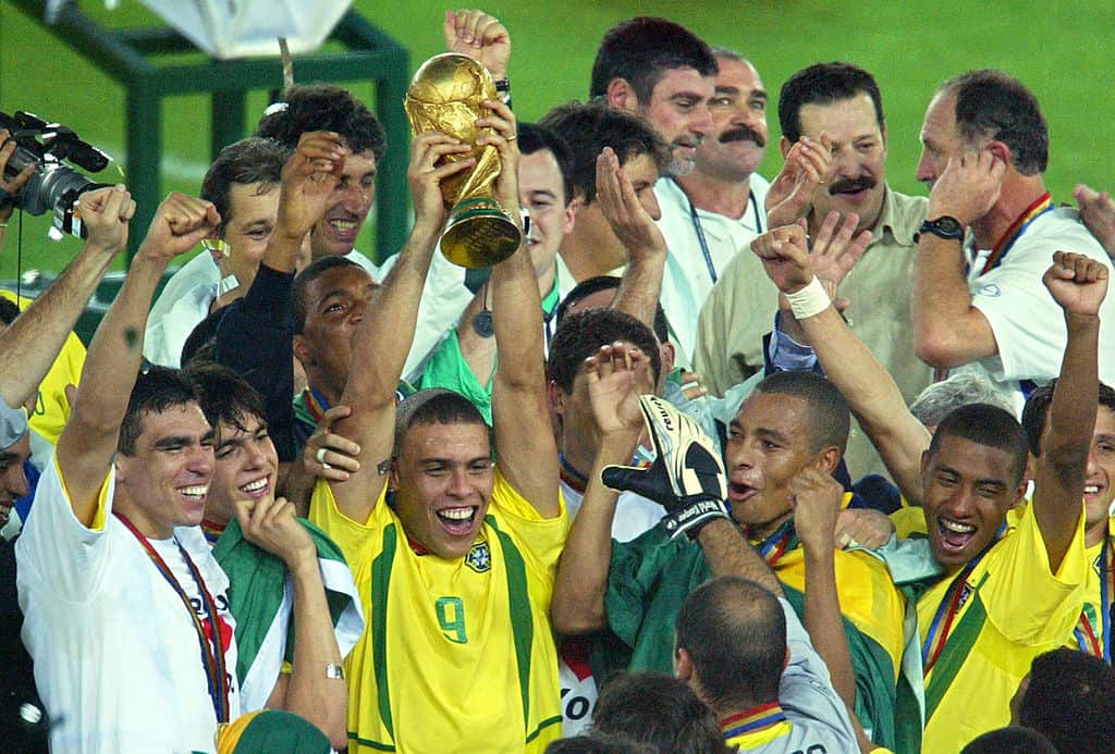 Brazil's forward Ronaldo (C), flanked by teammates