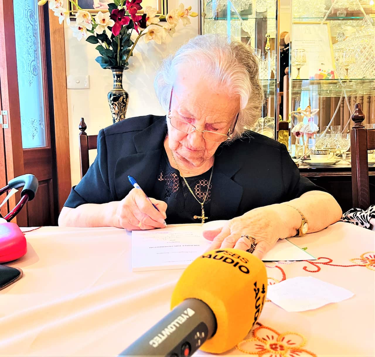 Η Λούλα Παπαζώη στην κατοικία της στην Μελβούρνη