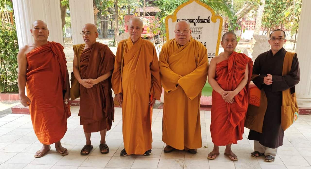 HT Quảng Ba cùng chư tăng Miến-Việt.JPEG