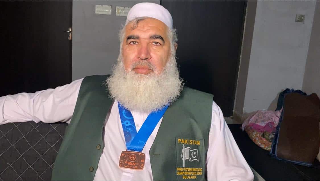 پاکستان کے 54 سالہ پہلوان اکرم نیازی نے بین الاقوامی مقابلے میں برونز میڈل جیت کر ملک کا نام روشن کر دیا 
