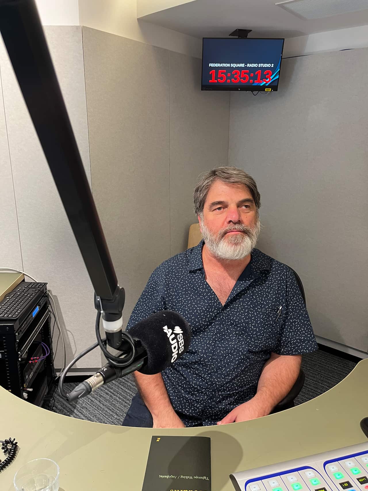 Ο Δημήτρης Τρωαδίτης στο στούντιο της ραδιοφωνίας SBS 