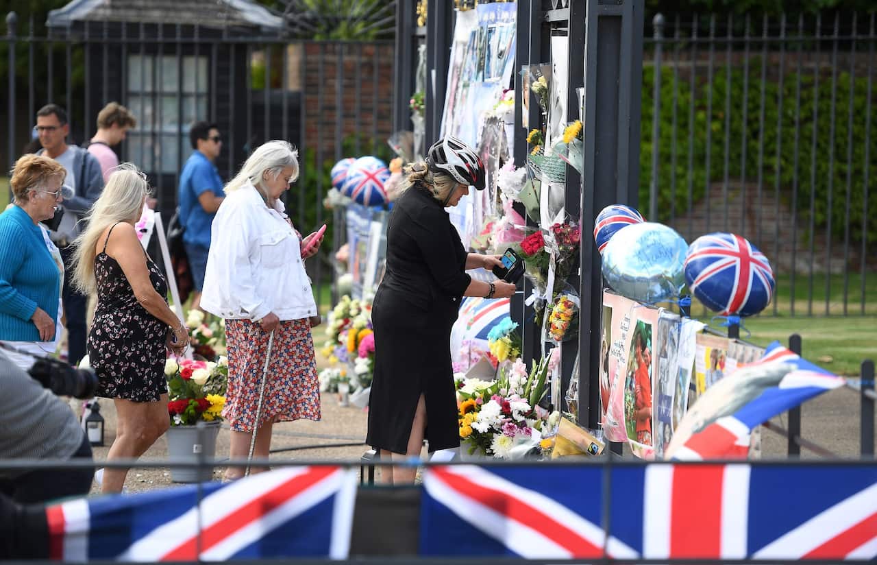 Well-wishers in London have been leaving tributes to Princess Diana who died in car crash in Paris on 31 August 1997.   
