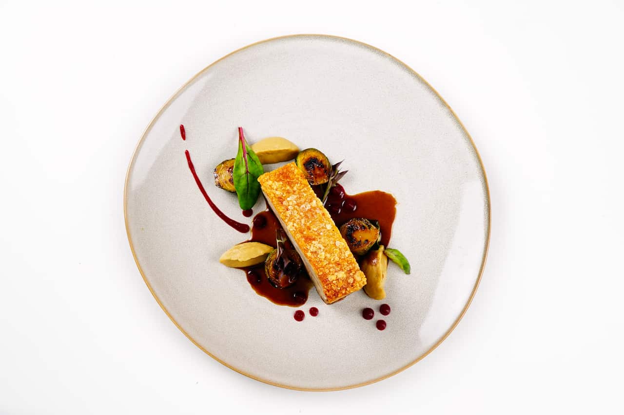 平常多以法式料理為基礎，創作出不同的菜式並分享到 YouTube。圖為「法式油封豬腩」。.jpg