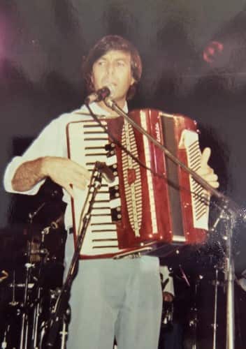 Frank negli anni '80 sul palco con la fisarmonica.