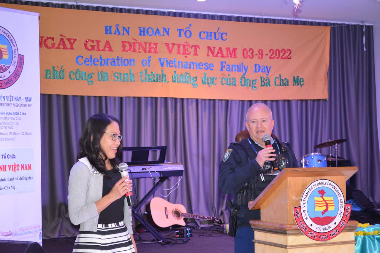 Cảnh Sát Trưởng Fairfiled NSW phát biểu và cô Quỳnh Trương thông dịch.