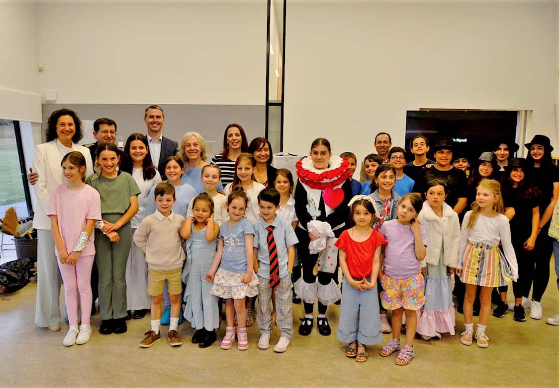 Την κουκλοθεατρική παράσταση «Ντενεκεδούπολη» ανεβάζουν για το τέλος της σχολικής χρονιάς τα Σχολείων Ελληνικών της Ελληνικής Κοινότητας Μελβούρνης και Βικτωρίας 