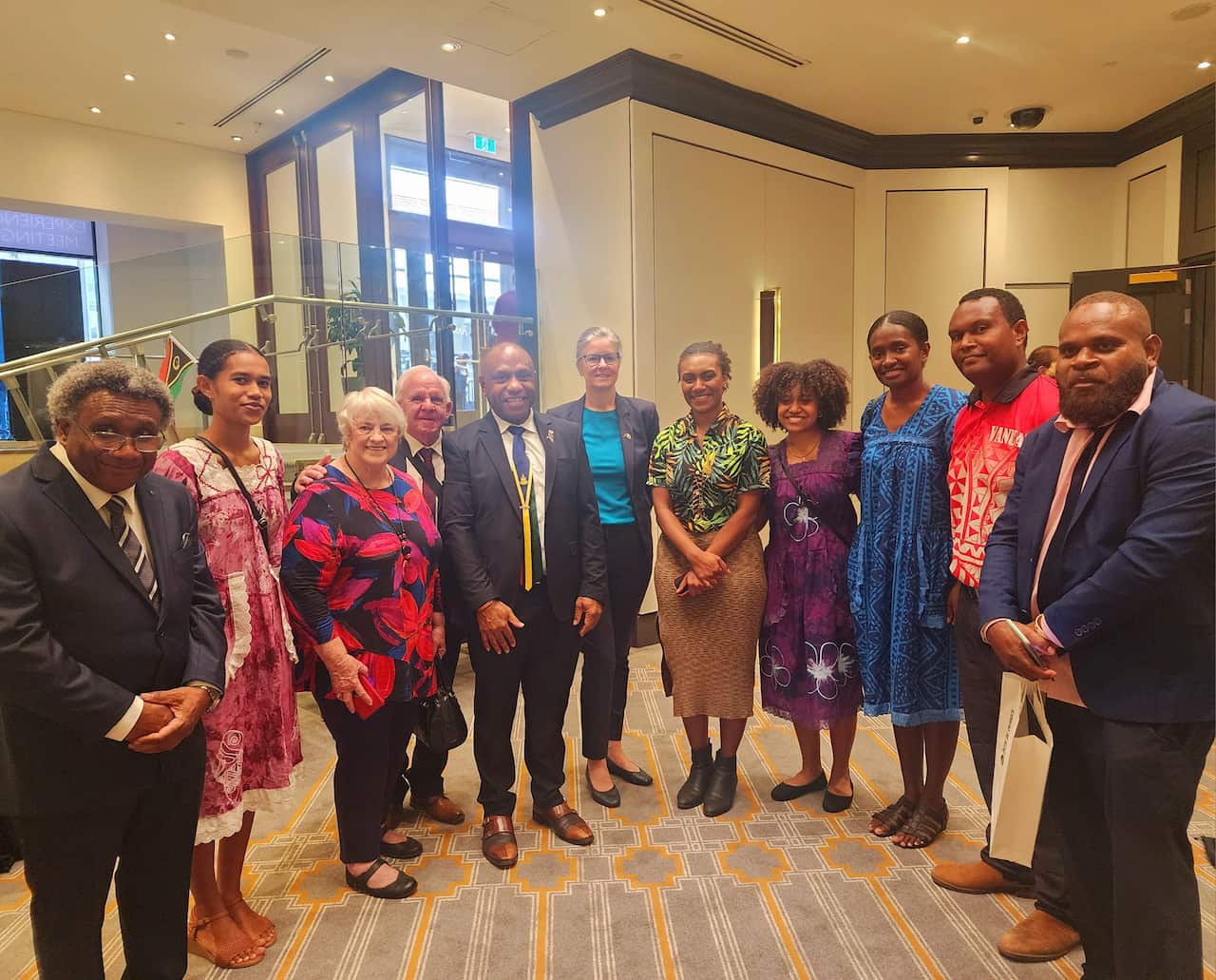 Vanuatu Consul General Donald Pelam mo Vanuatu Ostrelian Hae Komisina, Her Excellency Heidi Bootle wetem samfala memba blong Vanuatu komuniti long Sydney, Ostrelia.