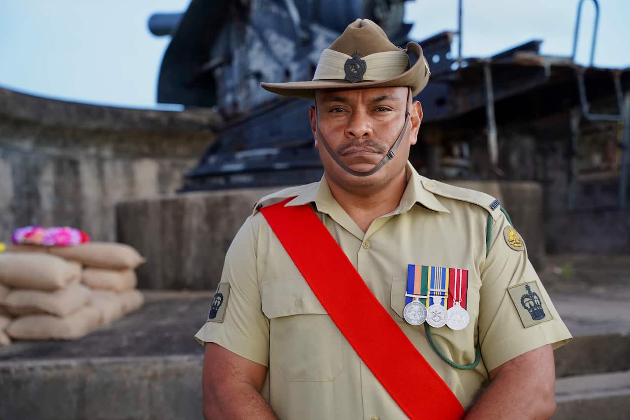 Un soldado uniformado en una ceremonia de servicio al amanecer.