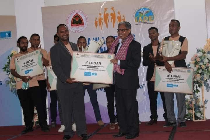 Ismenio sai manan ka sai premeiu lugar husi kompetisaun negosiu ne'ebe organiza husi IADE. Inisiativu ba nia negosiu mak "balada-hakiak no sistema biogas" 