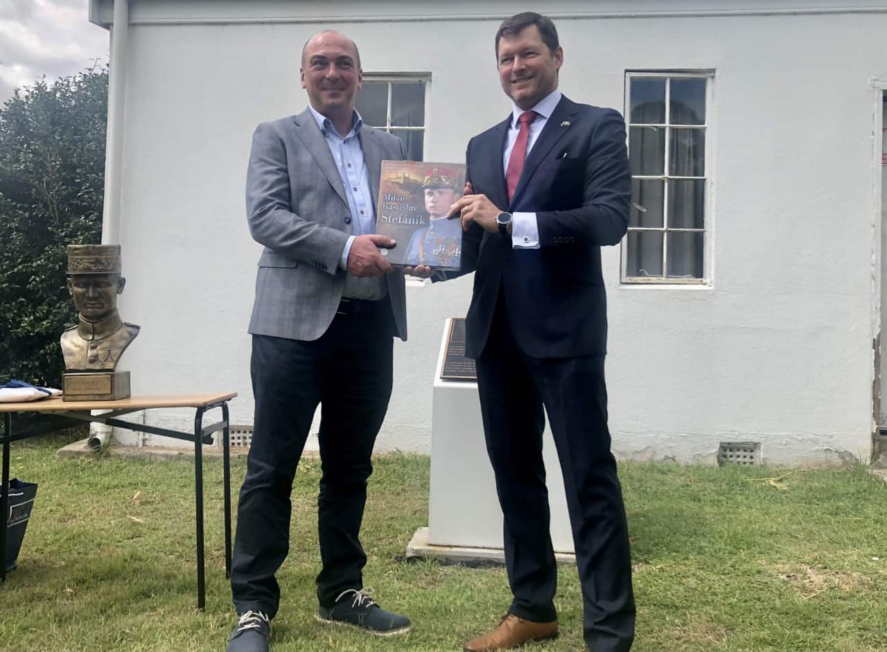 Veľvyslanec SR v Austrálii Tomáš Ferko s finančníkom Martinom Simanom.jpg