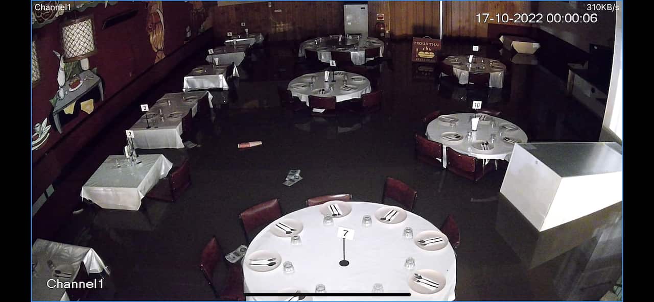 น้ำท่วมภายในร้านอาหารไทยที่เมืองมูรูปนา