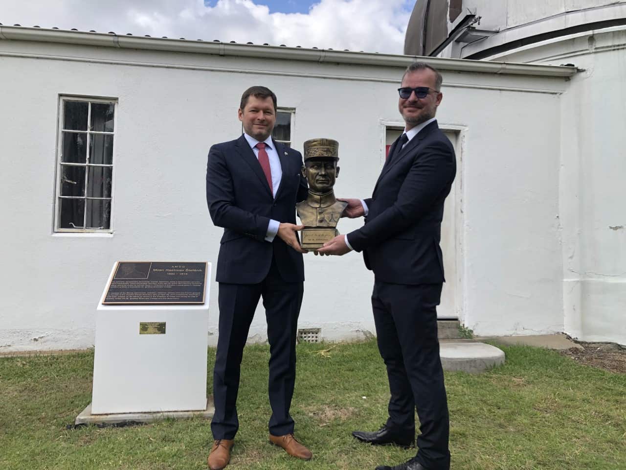 Veľvyslanec SR v Austrálii Tomáš Ferko odovzdal bustu MR Štefánika novému Generálnemu konzulovi, Martinovi Kabáčovi.jpg