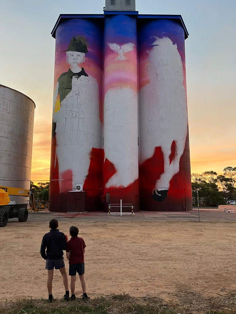 Los lugareños constantemente están visitando a Camilo y Julián para observar los avances de su obra.