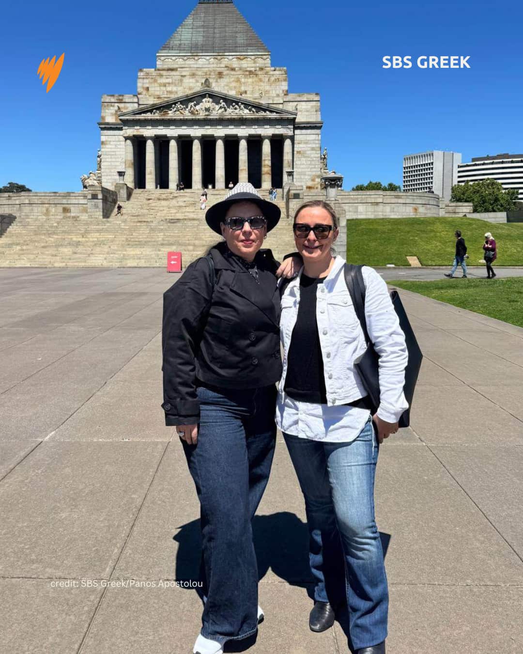 Οι ομογενείς Μαρία Αντωνακοπούλου και Μαρίνα Σκάρου-Κηζίλα, από την Βρισβάνη, βρέθηκαν στις σημερινές εκδηλώσεις του Ελληνικού RSL στο Shrine of Remembrance, Μελβούρνη