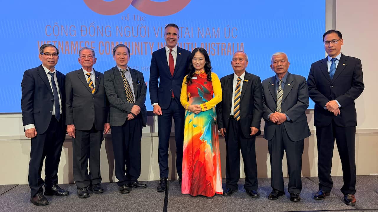 Các nhân sĩ cùng Thủ Hiến Nam Úc.jpeg