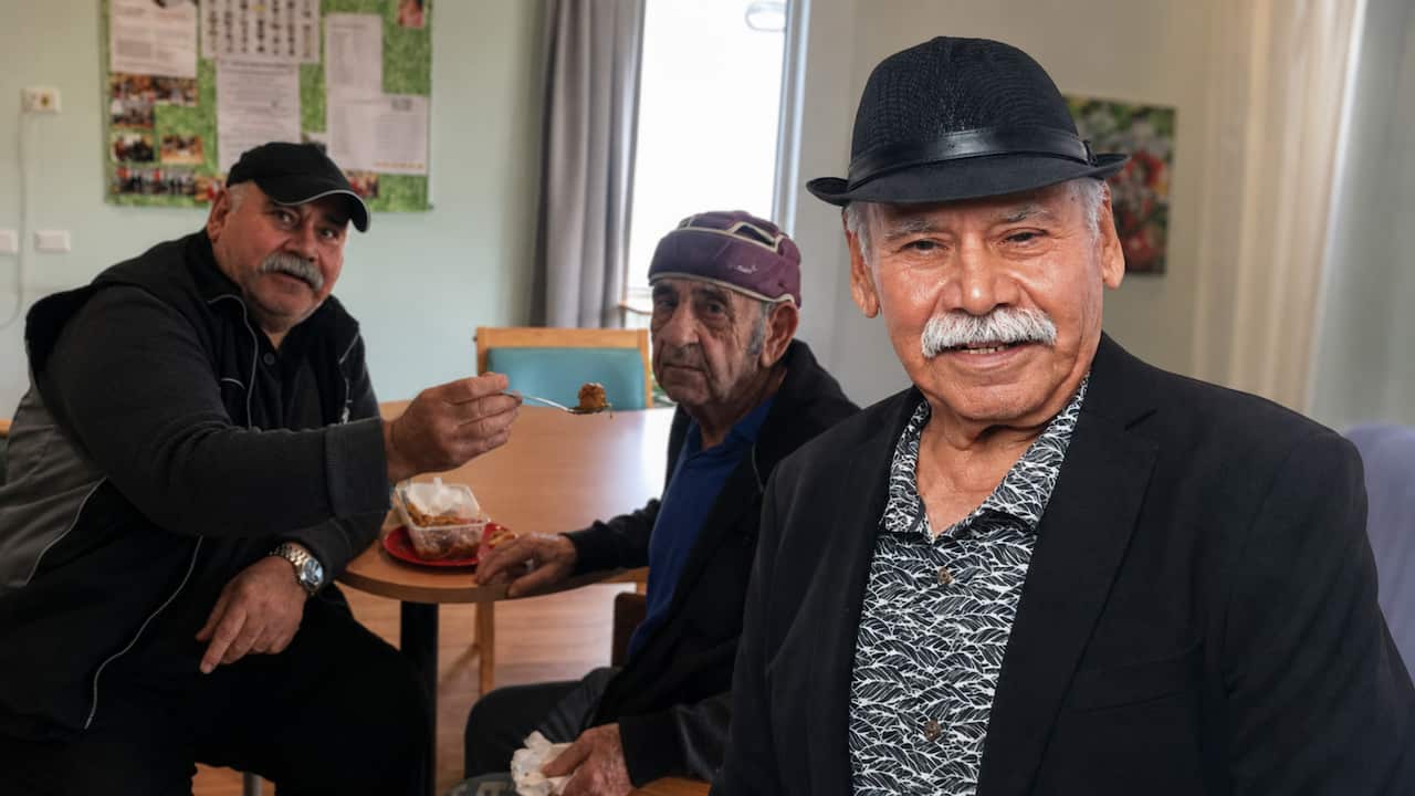 السيد جمال شعيا مع أحد المسنين في أحد دور رعاية المسنين في ملبورن.png