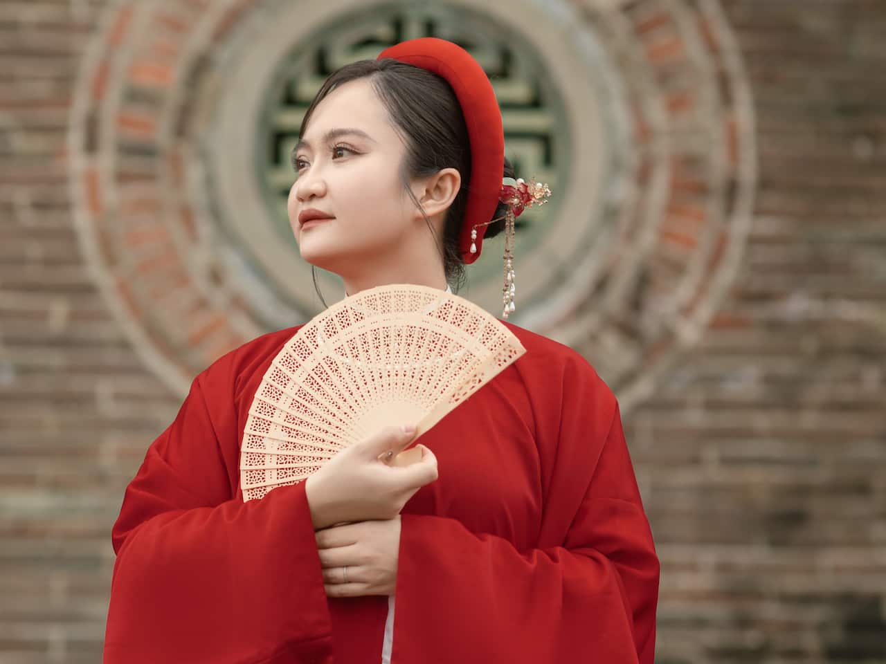 C̀hiếc quạt cầm tay là một phụ kiện xinh xắn giúp người mặc áo dài duyên dáng hơn (SBS Vietnamese)