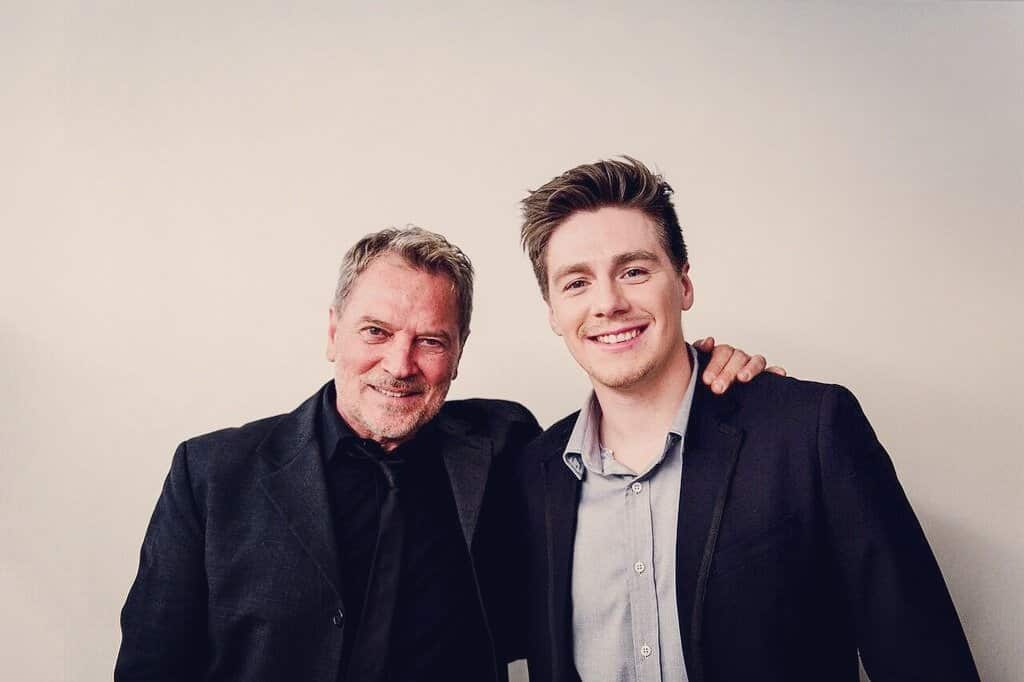 Daniel Parraguez con el cantante italiano Franco Simone, quien fuera su coach en La Voz Chile. Ambos posan juntos para una foto en Viña del Mar, Chile, 2016