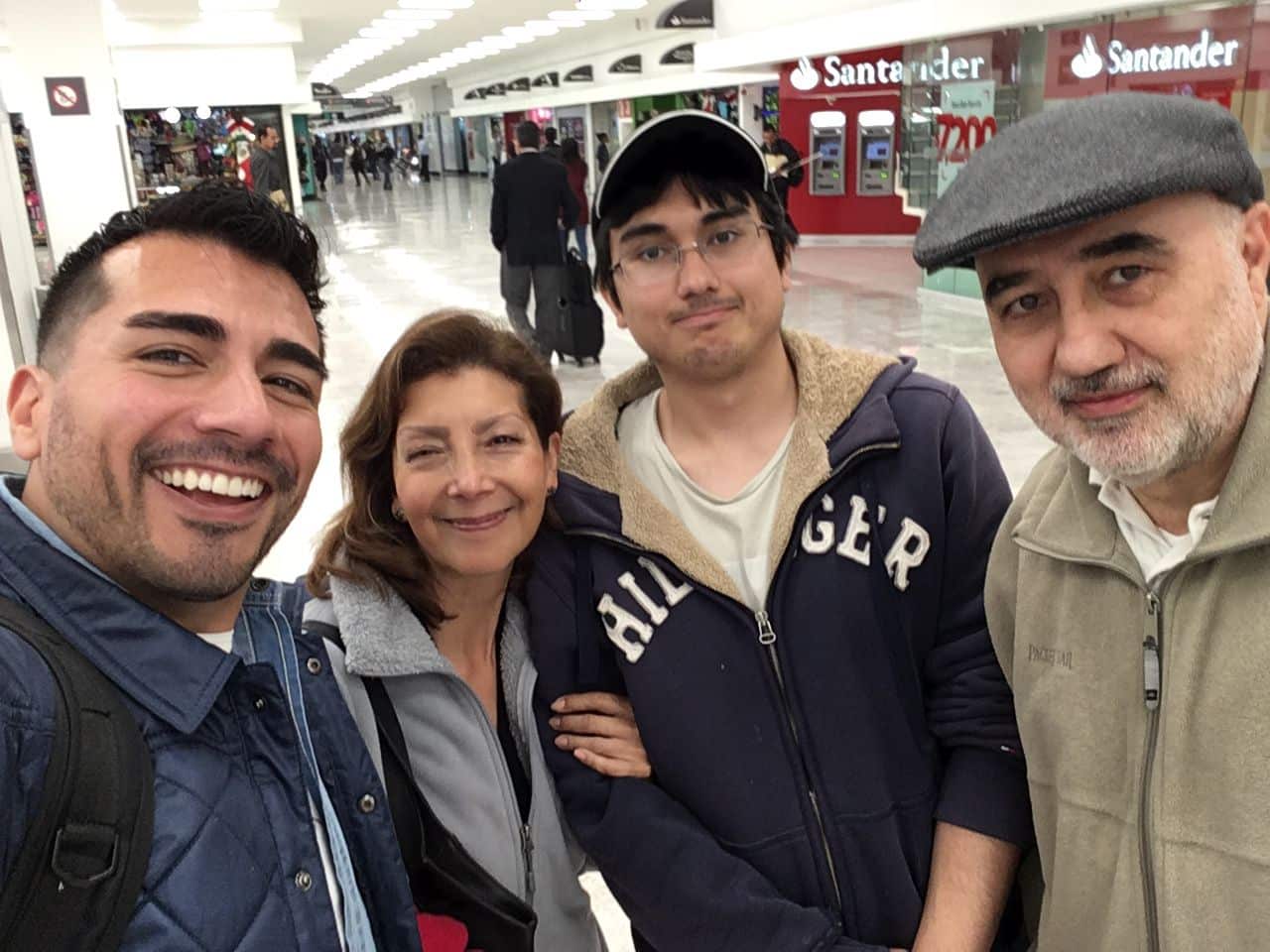 Paco Ortiz con sus padres y un hermano 