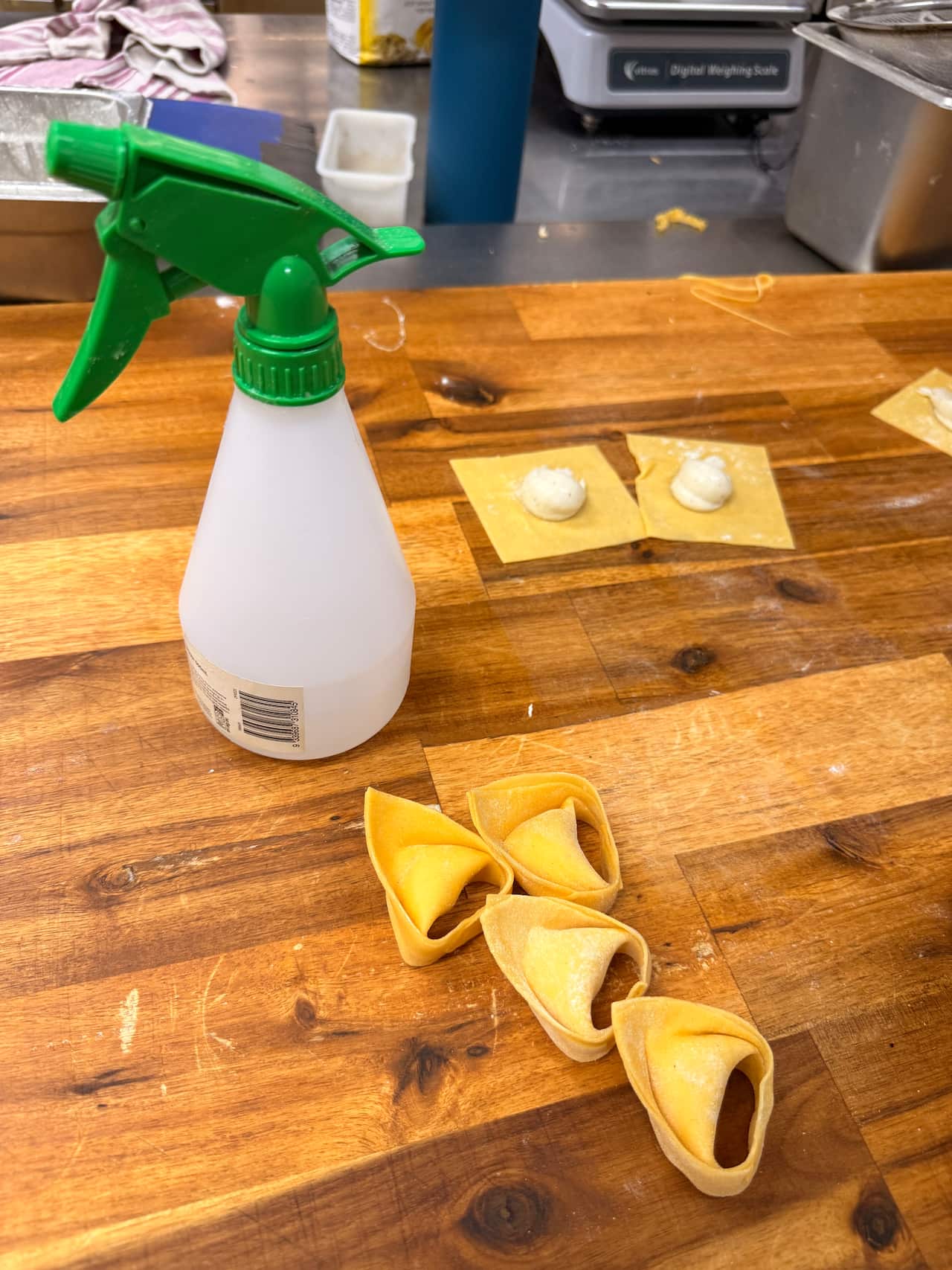 Il segreto della nonna competente: usate uno spruzzatore invece che intingere le dita per bagnare i bordi dei tortelloni prima di chiuderli.