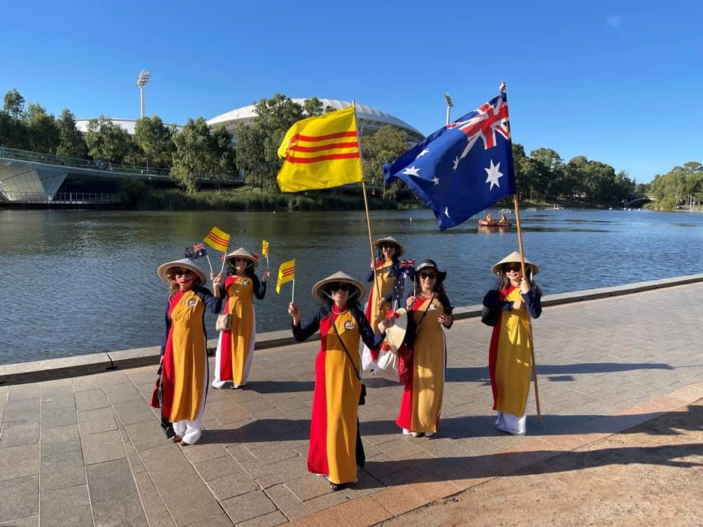 phụ nữ Nam Úc với chiếc áo dài.jpeg