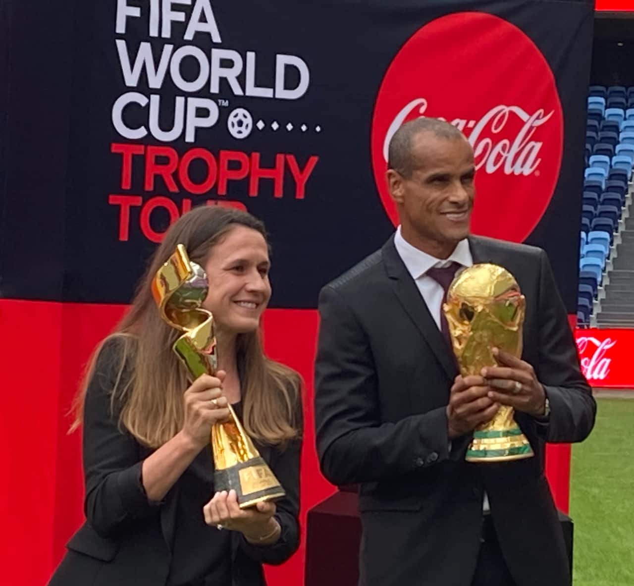 O'Reilly e Rivaldo com trofeus.jpg