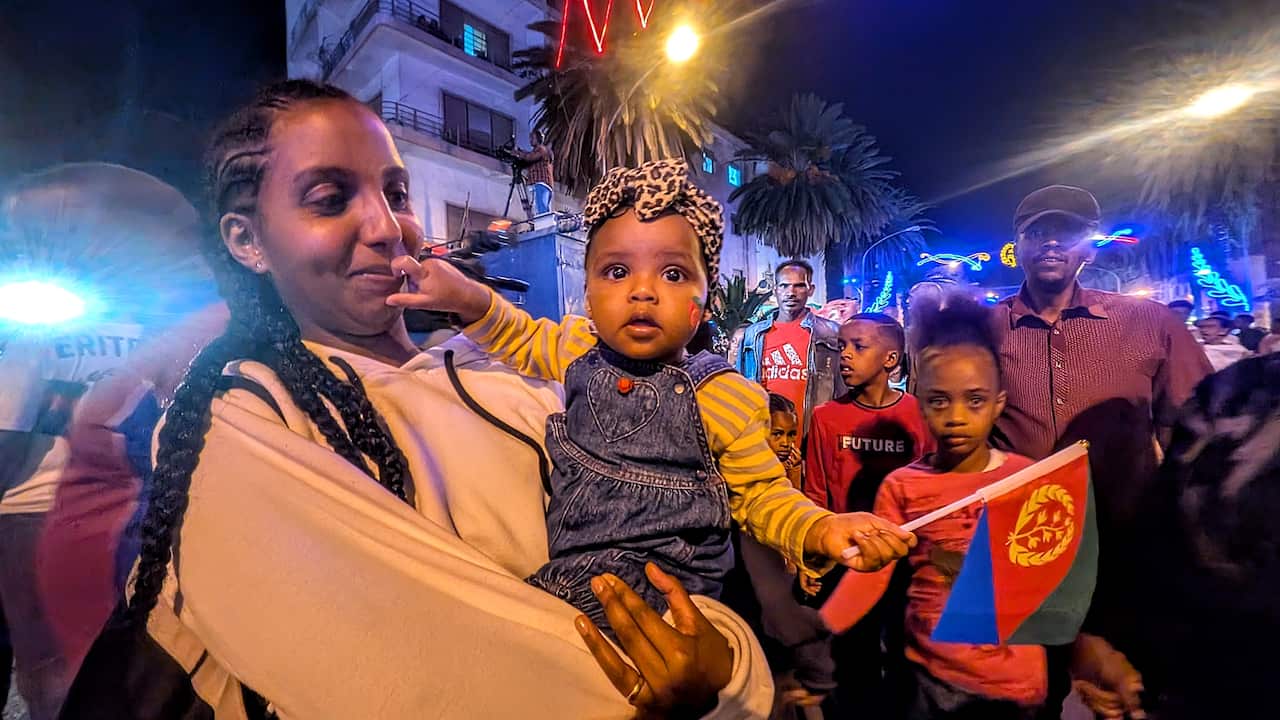 ኣደን ጓልን ኣብ ማእከል ኣስመራ (1).jpg