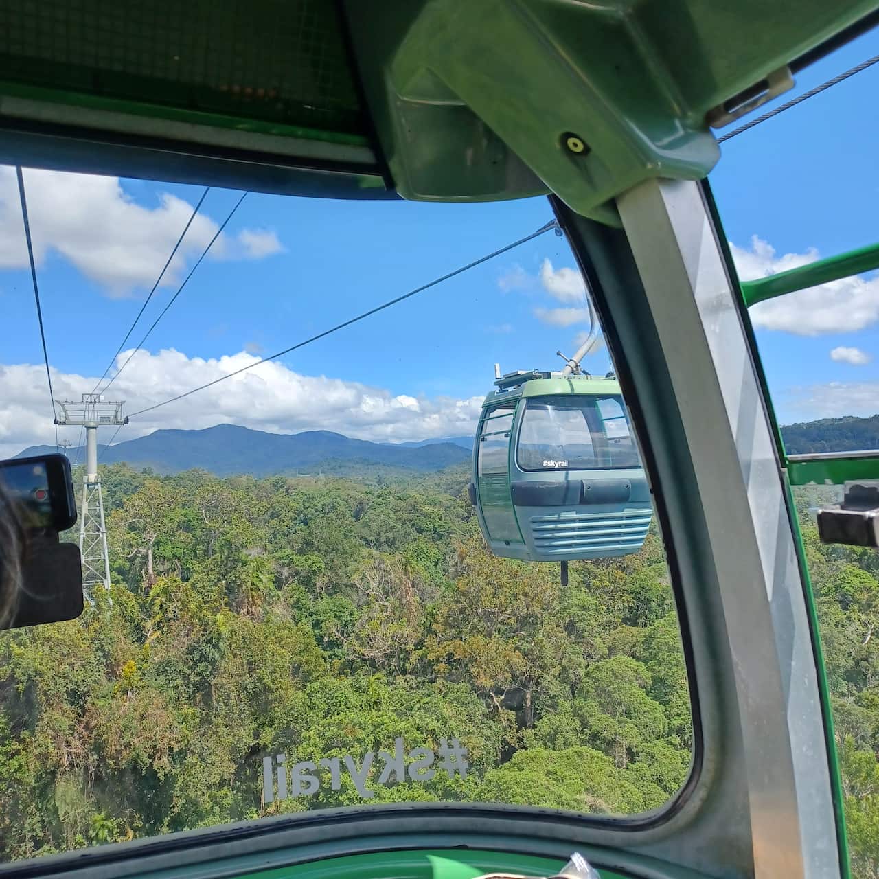 Từ trên cáp treo ngắm cảnh rừng già và quang cảnh dước đất..jpg