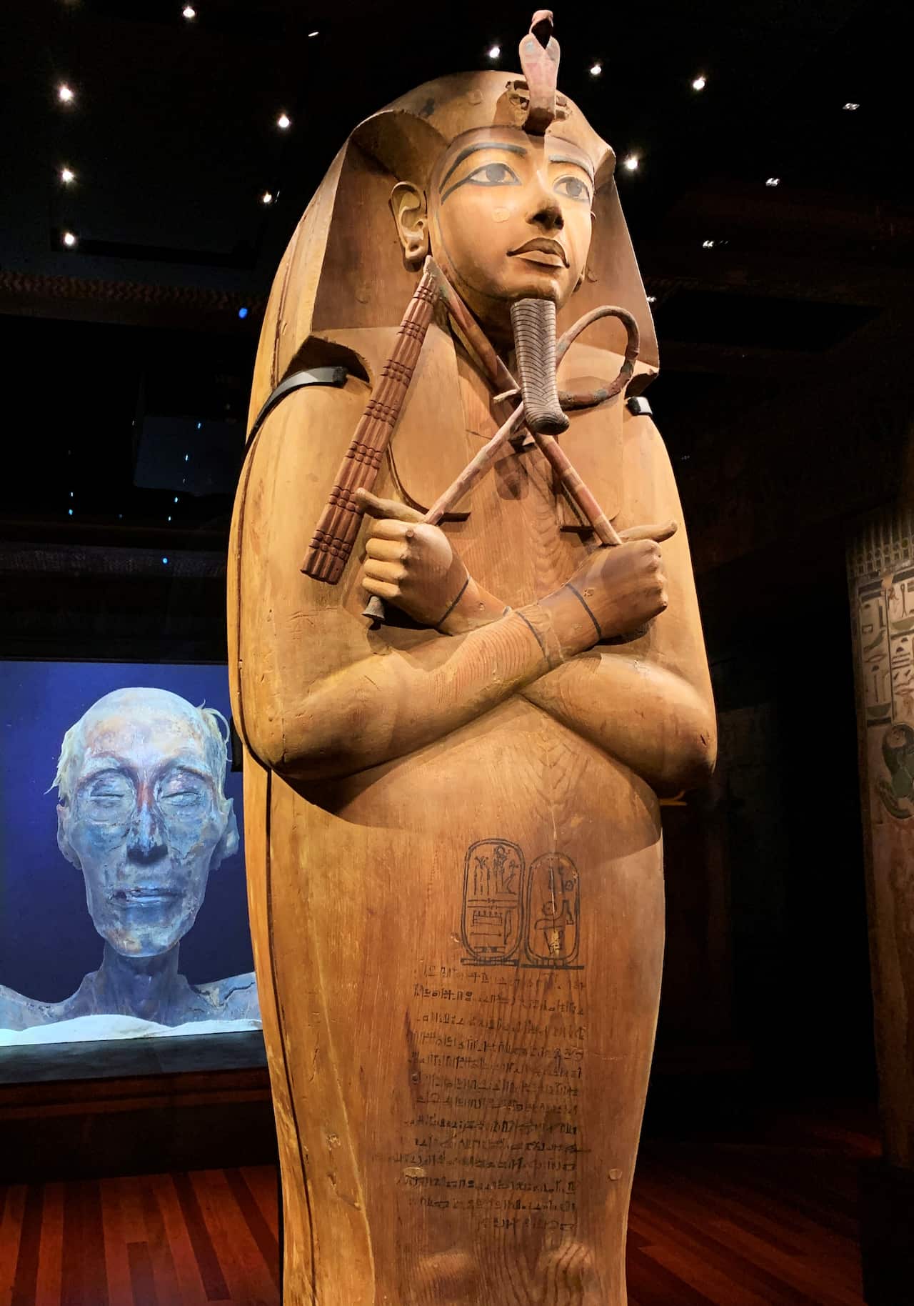 The sarcophagus of Ramses II and, behind it, a digital reconstruction of his face.