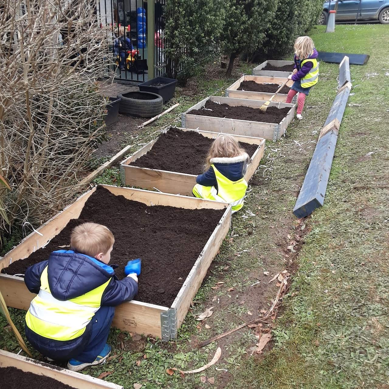 Ken預計未來一年平均每日要成功聘請一個幼教員工。