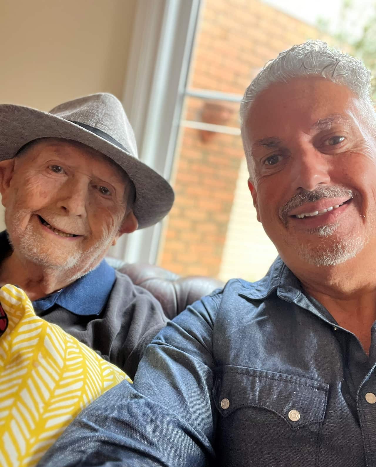 Ο Ηλίας Λαμπρόπουλος με τον γιο του, Κώστα.  