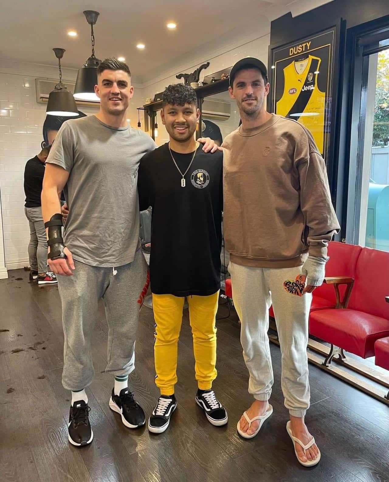 นักกีฬาเอเอฟแอลทีมคอลลิงวูด (Collingwood) และคุณศักรินทร์