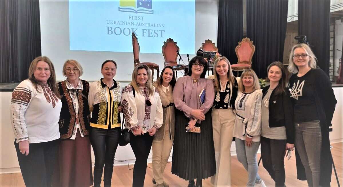 Представниці Союзу Українок Вікторії із п-і Ольгою Герасим'юк у час Першого Українсько-Австралійського Літературного Фестивалю 2025 у Народному Домі в Ессендоні, Мельбурн.jpg