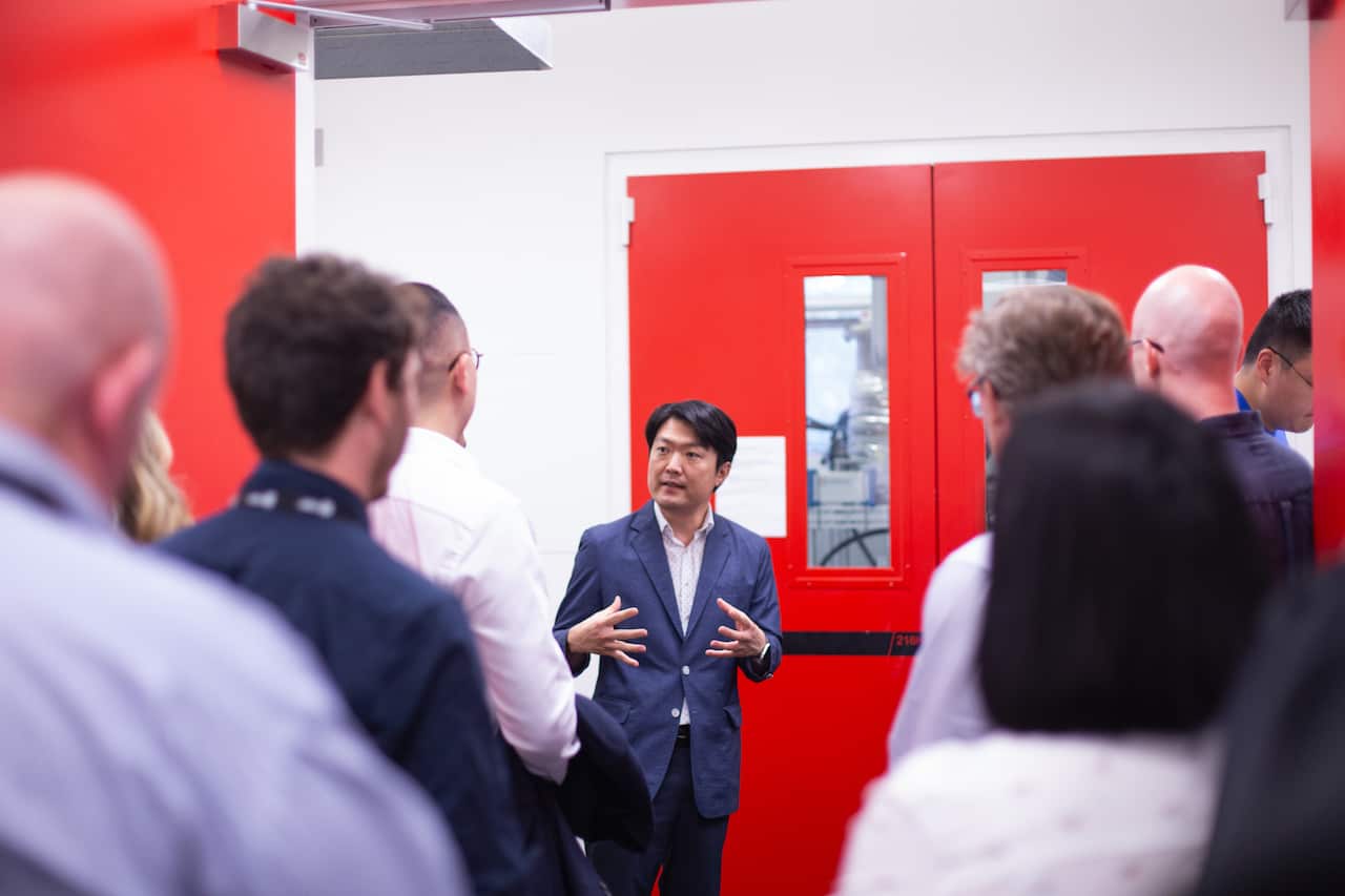 UNSW-Kook3대학실험실 방문자들에게 연구개발 과정을 설명하는 국상훈 교수.jpg