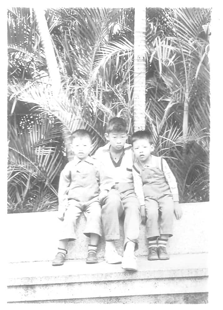 1- 與兩弟弟在香港兵頭花園.jpg