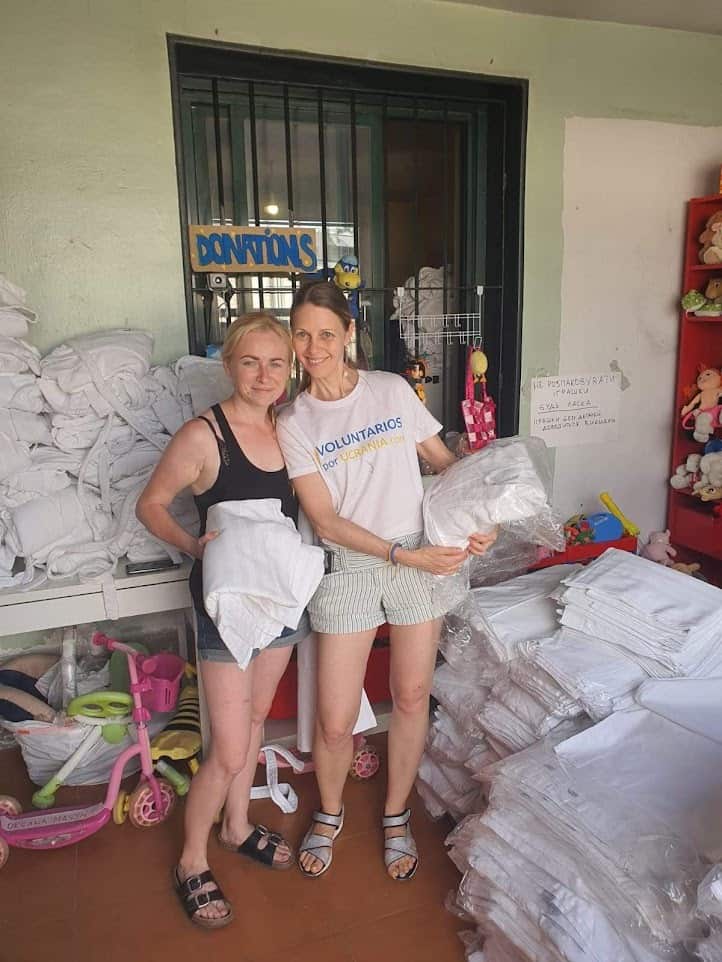 Natalia Bochan con voluntaria de la asociación Voluntarios por Ucrania