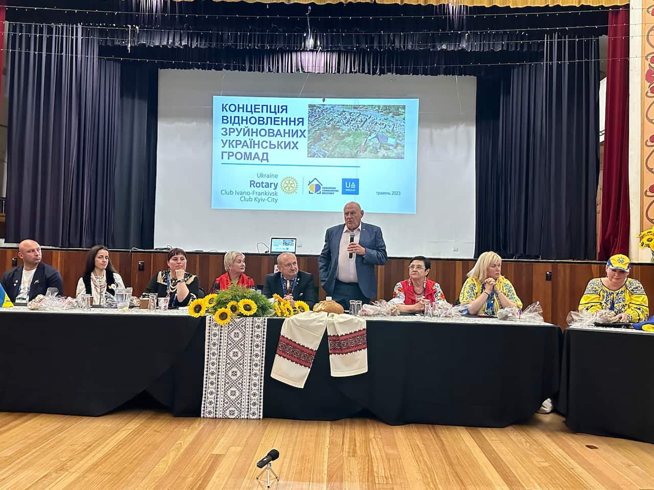 У часі зустрічі усі представники Ротарі клубів України мали слово у Народному Домі.1.JPG