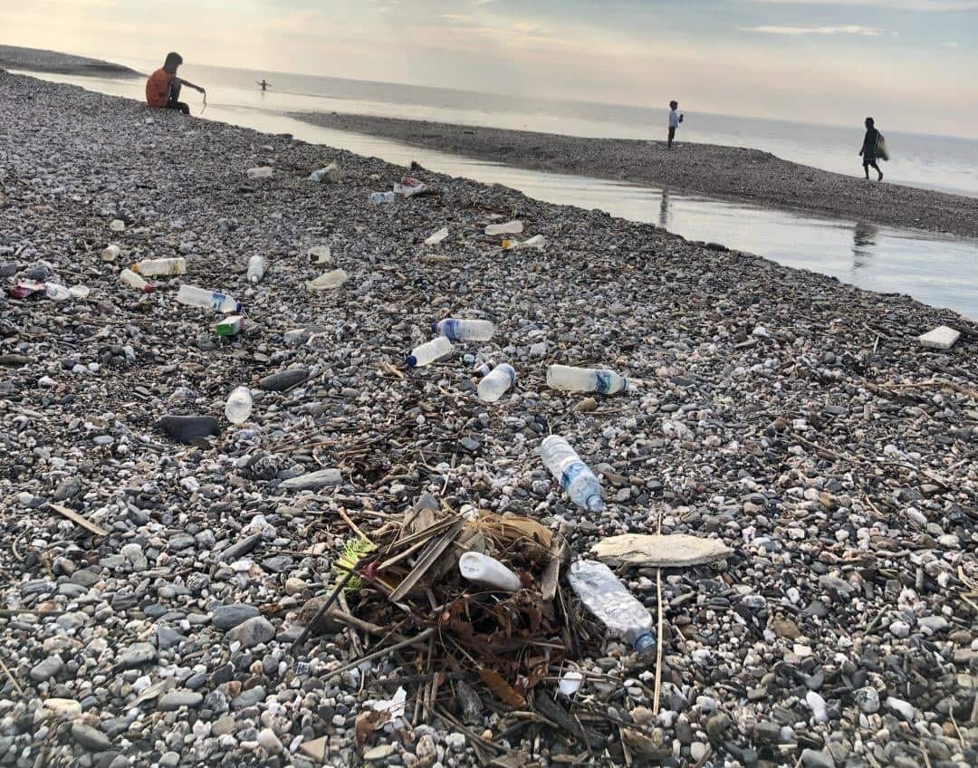 Plastiku no foer seluk tan iha tasi ibun, Dili, Timor-Leste