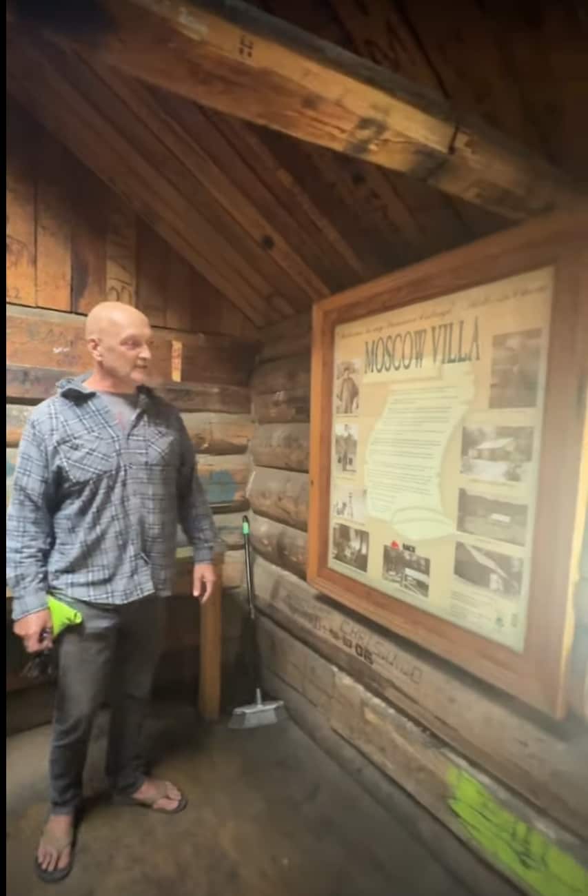 3 卡梅洛向我介绍小屋展示板上的照片 赵立江拍摄.png