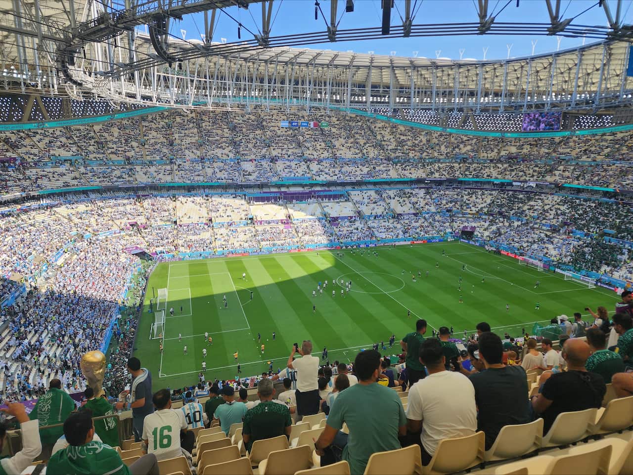 阿根廷队球迷黄天宇在球场内观看比赛