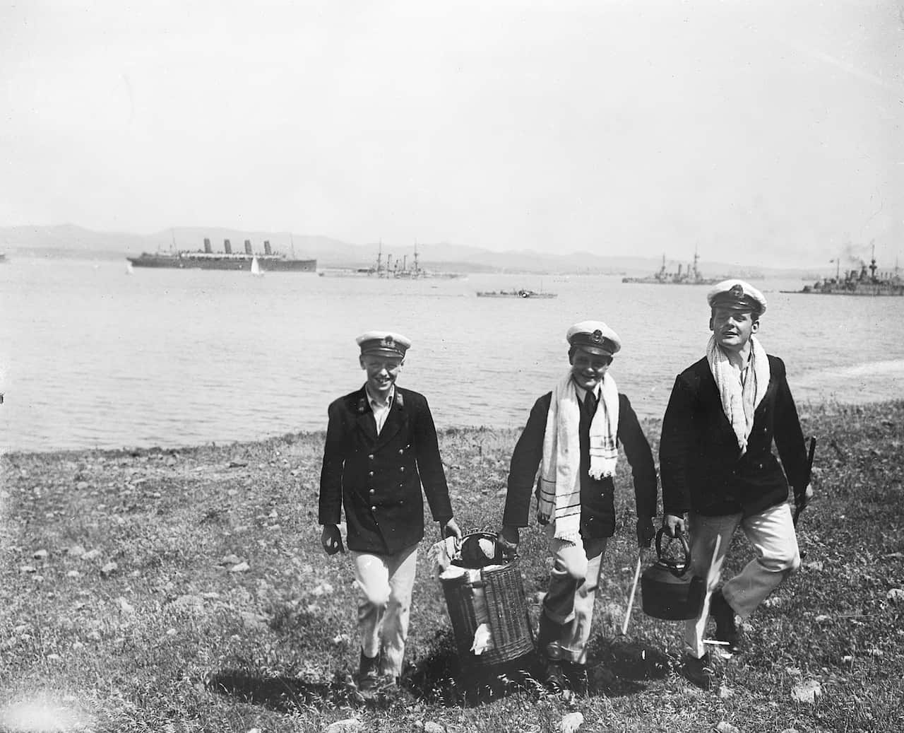 Sailors coming ashore at Kephalos Bay with Allied ships at anchor in the bay. Imbros, 1915. Photographer Lieutenant. Ernest Brooks. AWM Collection.
