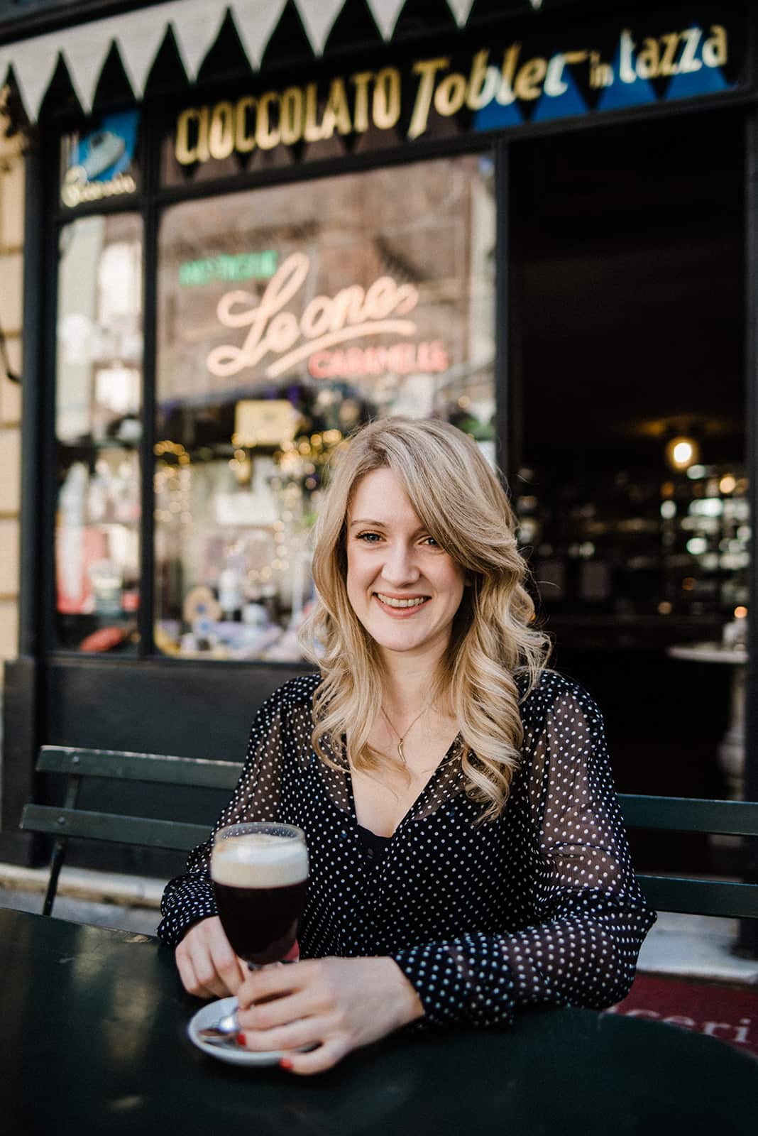 Olivia Windsor at an outdoor cafe.