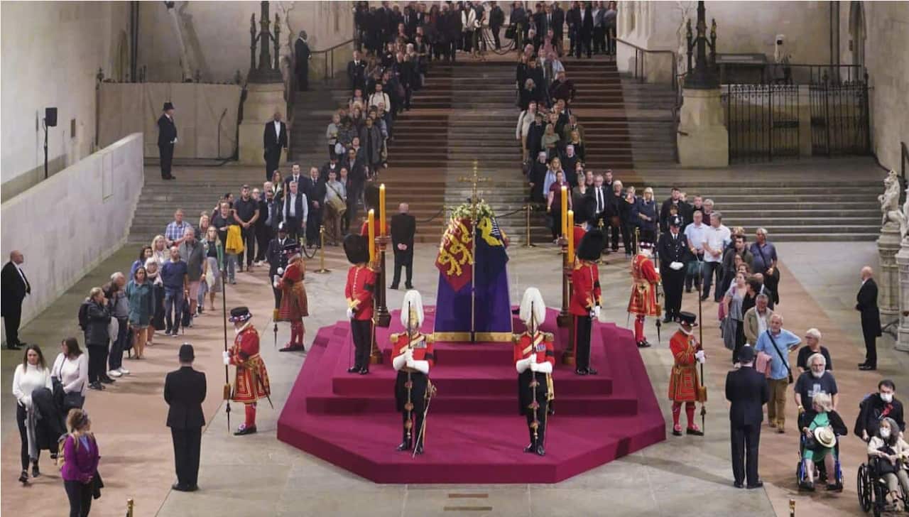 The coffin of Queen Elizabeth II in Westminster Hall.jpg