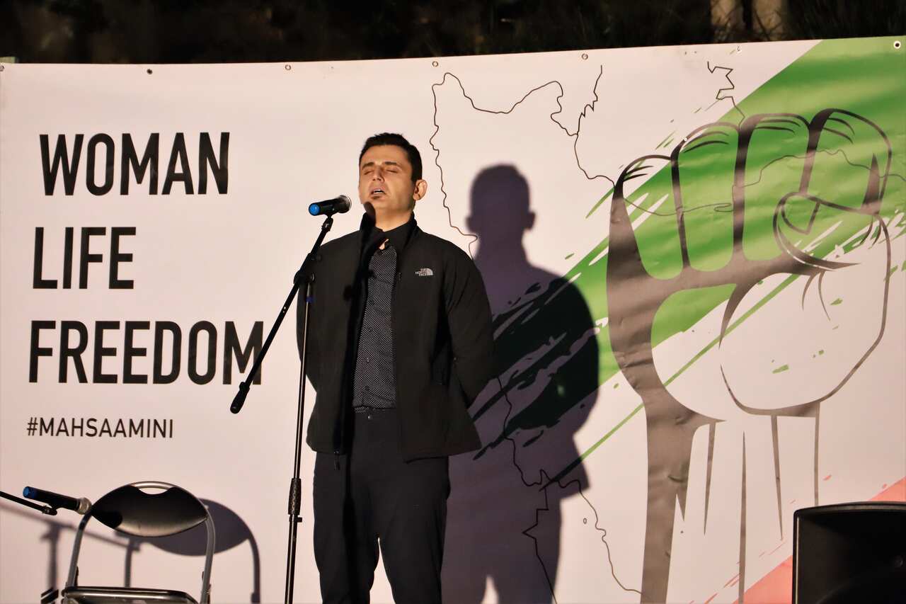 Ramin Etemadizadeh singing a song for those bodies who are buried in graves