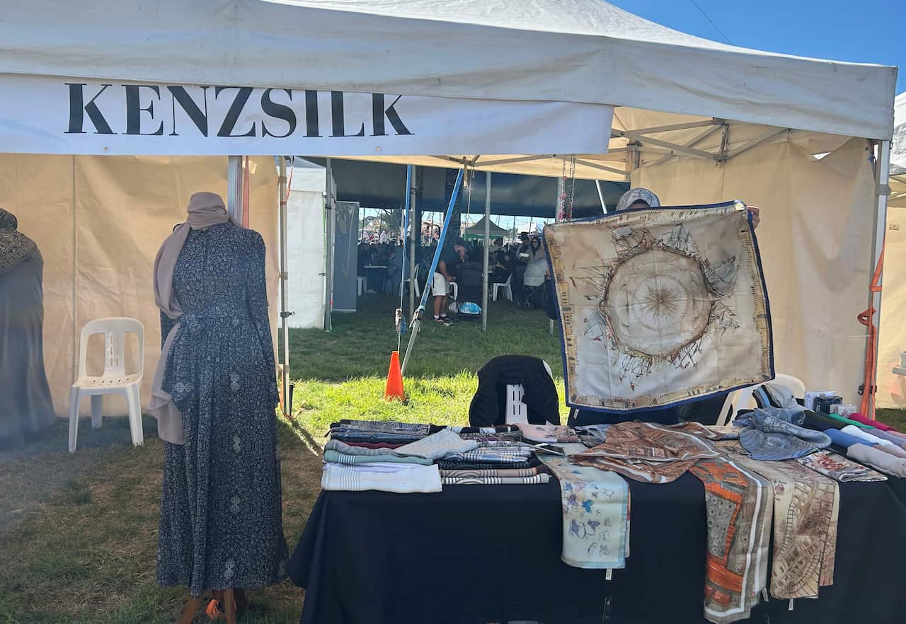 Festival alanın akurulan çacırlarda başçrtüsü dahil çesitli ürünlerin satışı da yapıldı .jpg