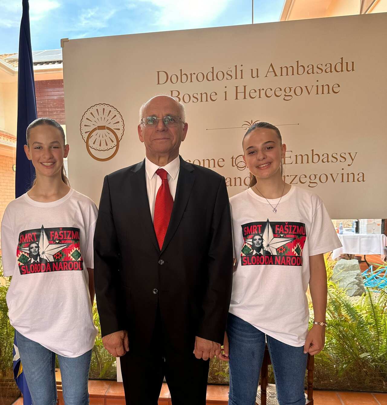 Ambasador BiH Kemal Muftic i djevojčice u ambasadi.jpg
