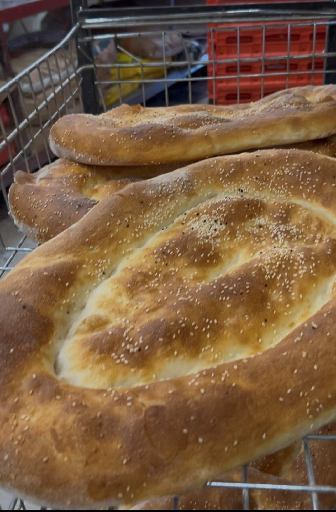 Fırından yeni çıkmış taze ramazan pideleri.jpg