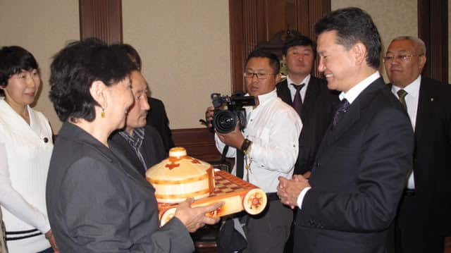 the president of kalmyk presents gift Russia 2009.jpg