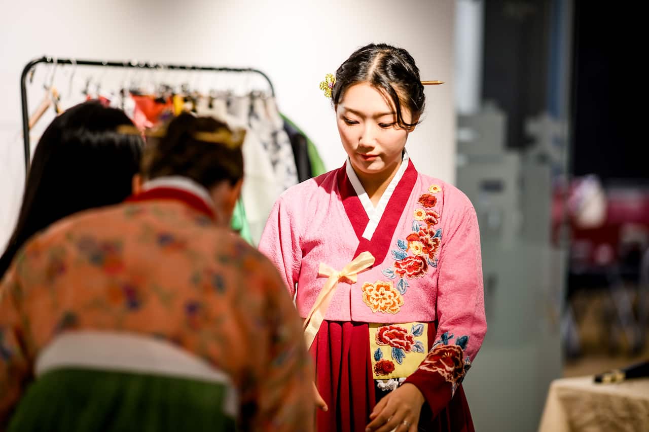 한복을 착용하는 참가자 2.jpg